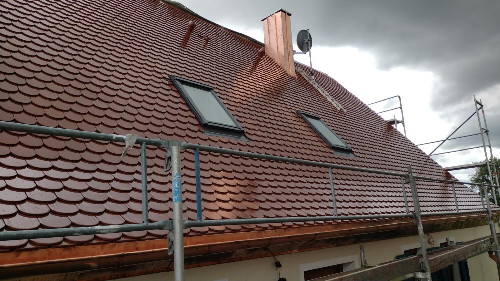 Ziegeldach mit zwei fachgerecht eingebauten Dachfenstern