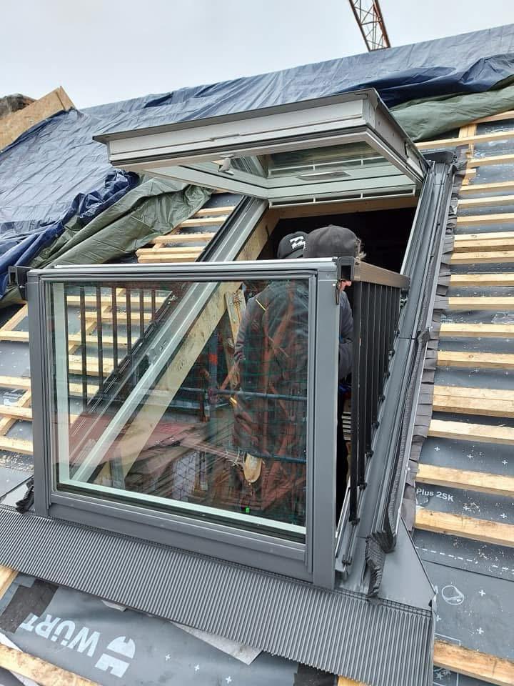Dachfensteranlage mit seitlichen Anschlüssen während des Einbaus