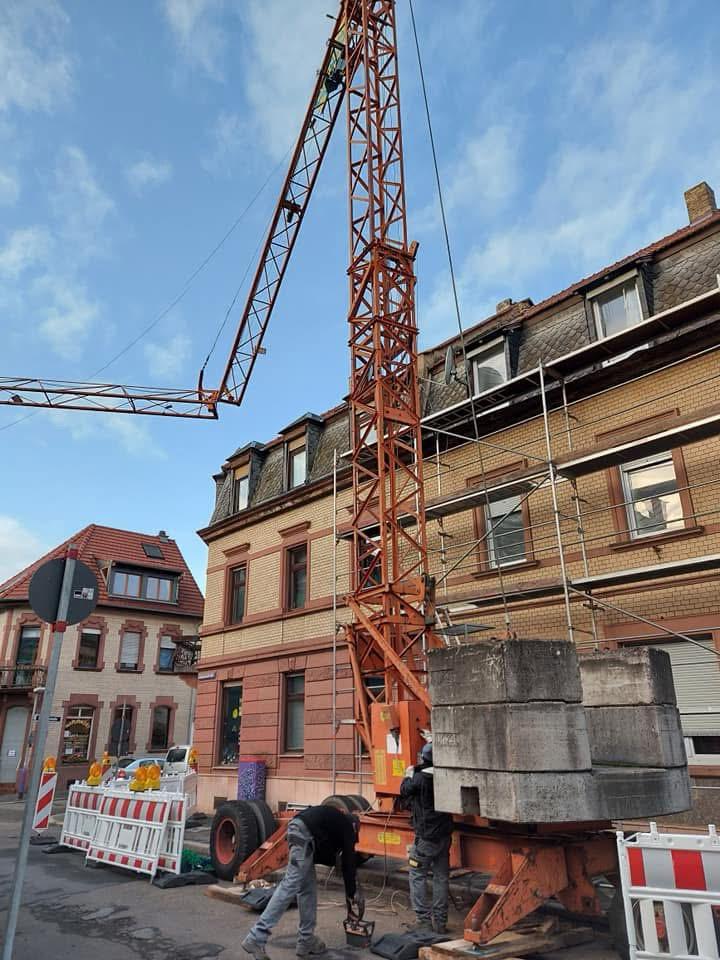 Kran und Gerüst an einem mehrgeschossigen Bestandsgebäude